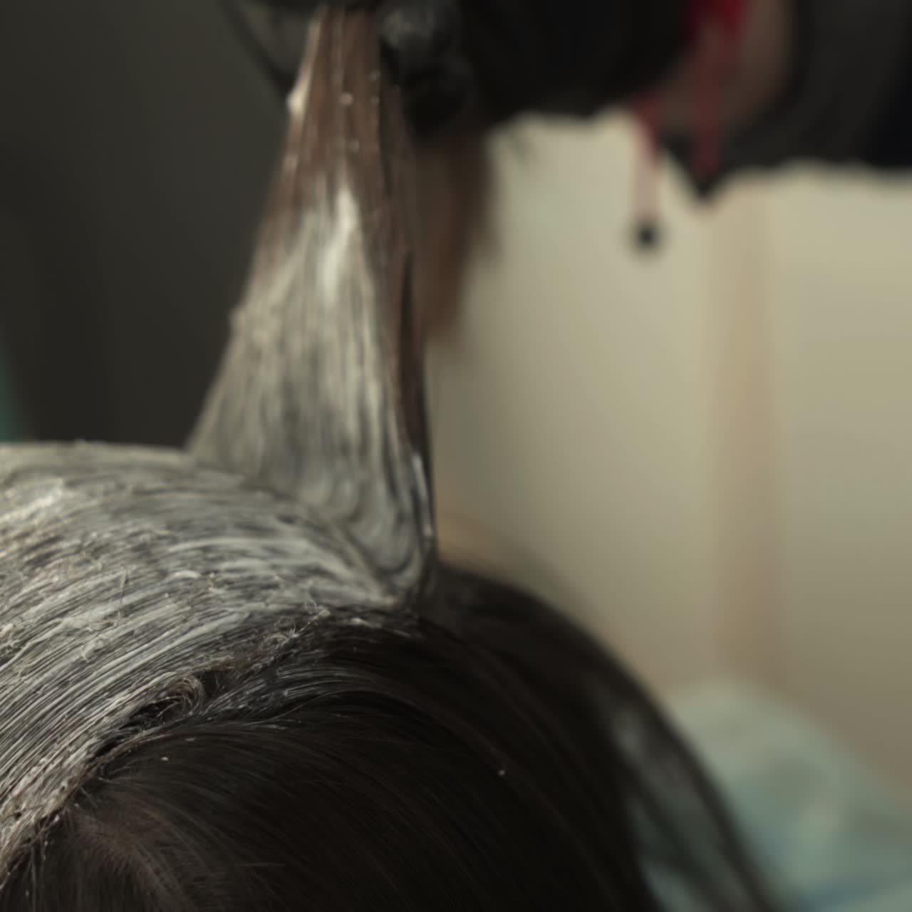 peluquera cortando el cabello de su cliente
