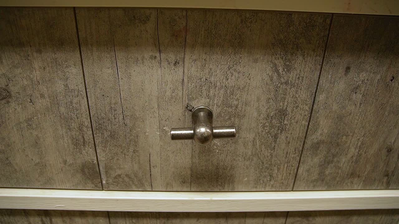 hermosa perilla de metal fuera del armario vista de cerca