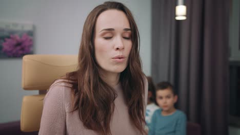 Cara-De-Mujer-Sorprendida.-Madre-Preocupada-Viendo-Noticias-En-Línea-En-La-Pantalla-De-La-Computadora