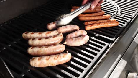 salchichas a la parrilla en una barbacoa