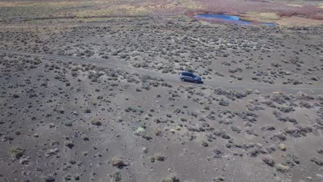 Antenne-über-Einem-4wd,-Der-Auf-Einer-Unbefestigten-Straße-In-Der-Mojave-Wüste-Mit-Den-Bergen-Der-Sierra-Nevada-In-Der-Ferne-Fährt-1