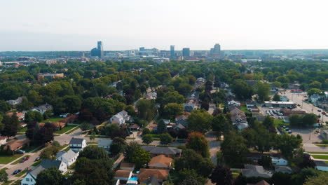 Grand-Rapids-Michigan-City-Skyline-Antenne-Fliegt-über-Bäume-Häuser