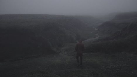 Silhouette-in-abandoned-icelandic-canyon-in-a-foggy,-moody,-dramatic-landscape