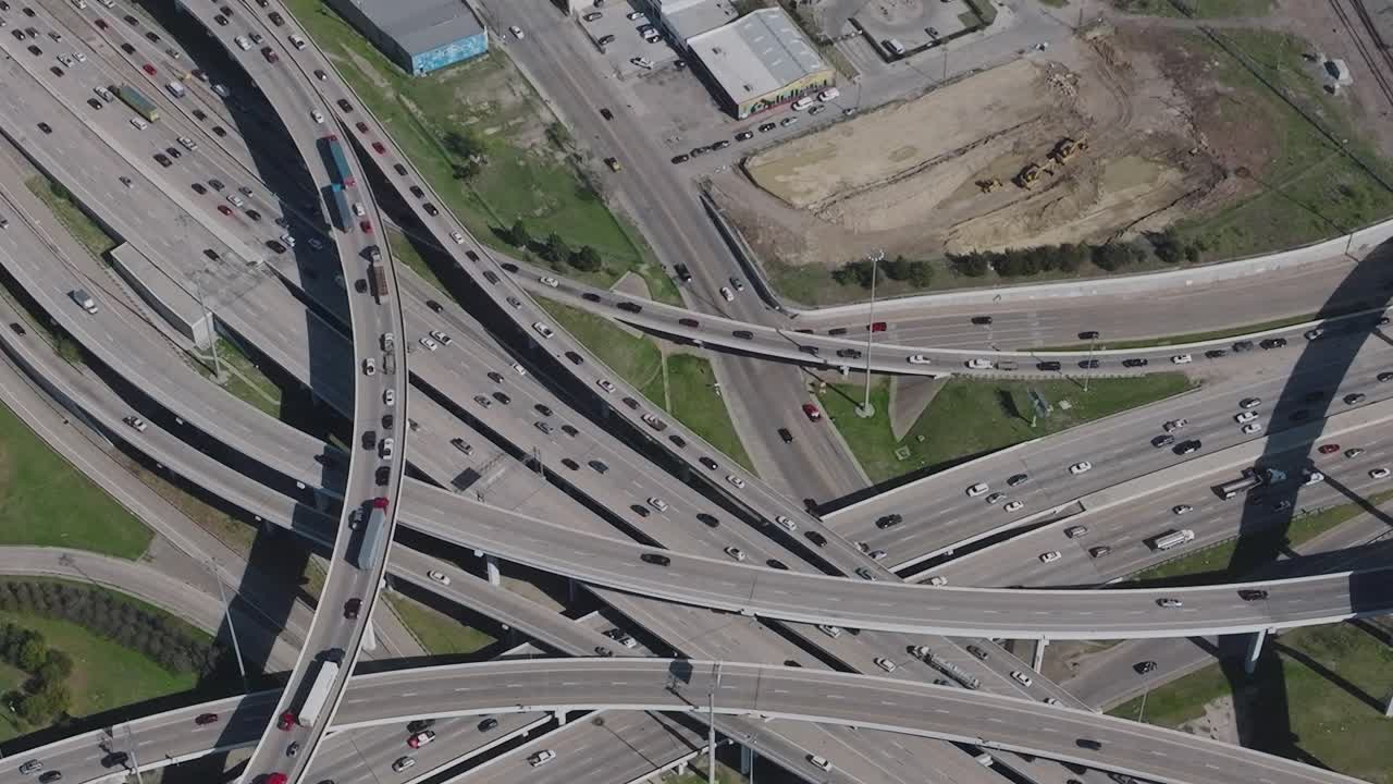 Traffic flows through highways in downtown Dallas, Texas in clear weather