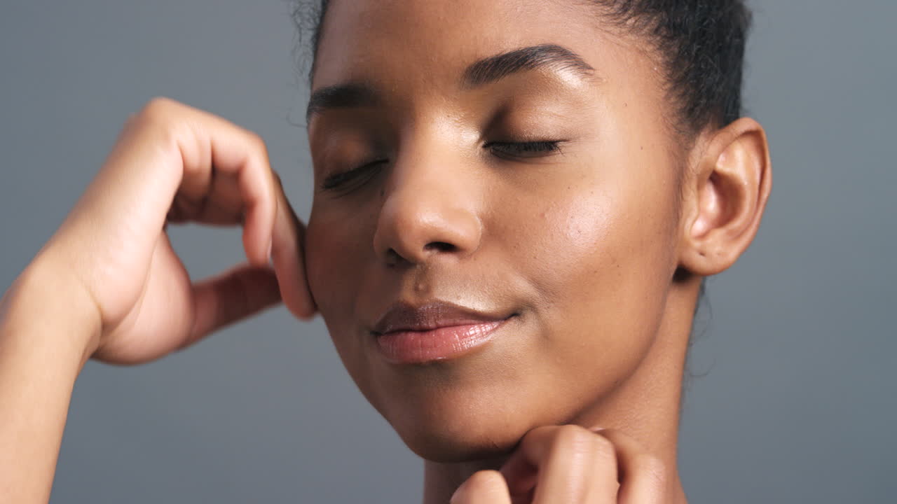 las manos de la mujer negra tocan la cara sensual.