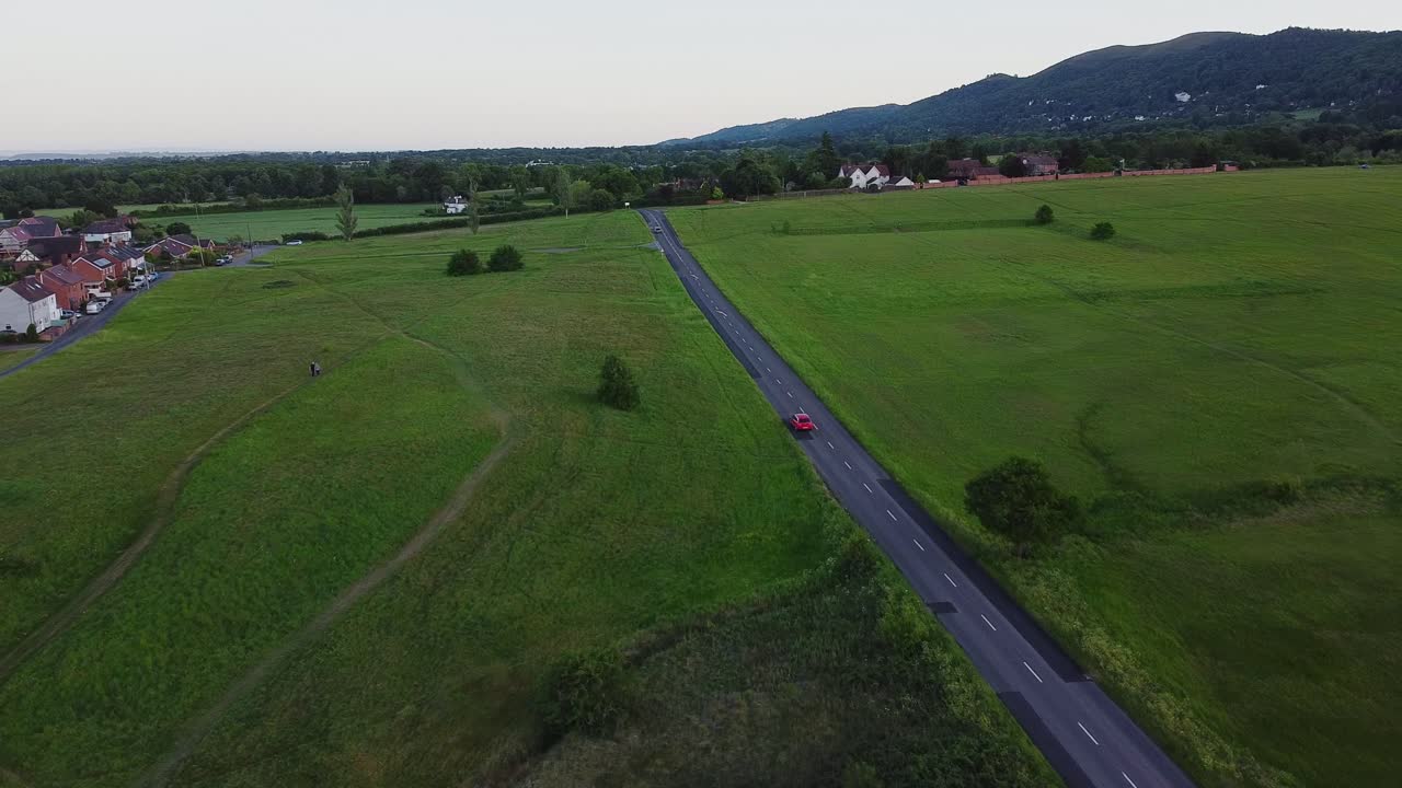 웨스트 미들랜드 시골을 여행하는 자동차