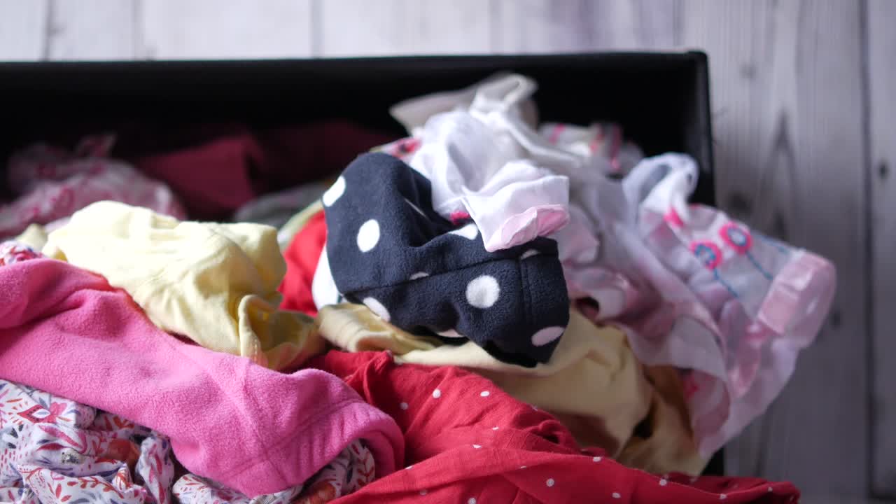 куча одежды в черном ящике