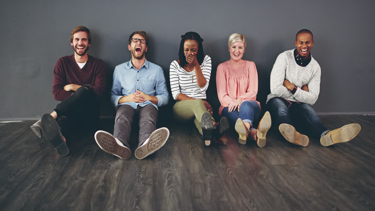 유머는 그들이 팀으로  ⁇ 을 수 있도록 도와줍니다.