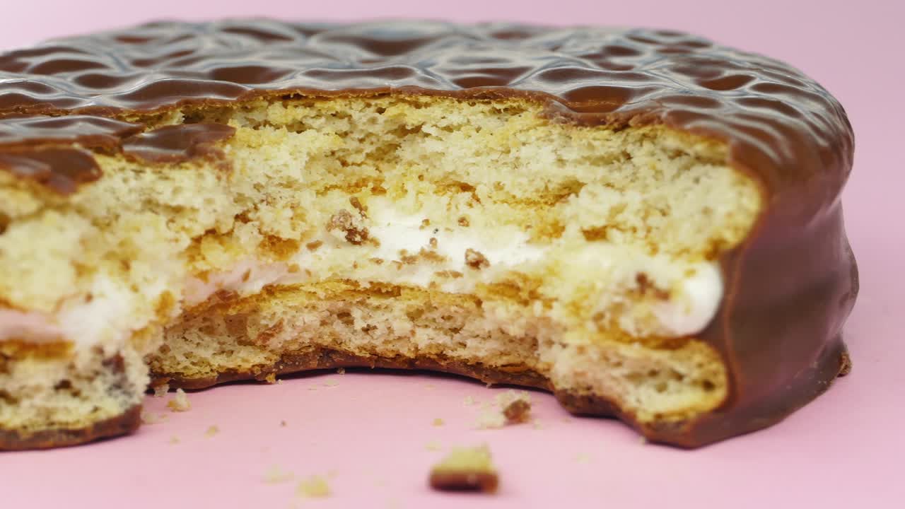 las galletas de chocolate panorámicas sobre un fondo rosa. detalle macro de 4k