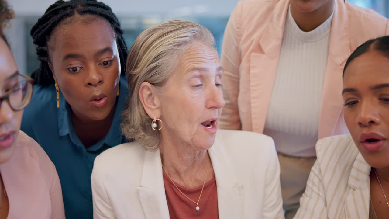 사업가, 여성, 그리고 팀워크를 가진 노트북