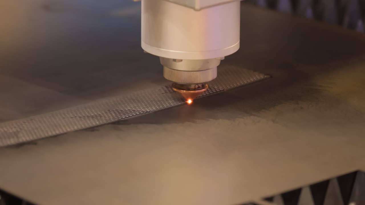 La macchina di taglio laser in azione