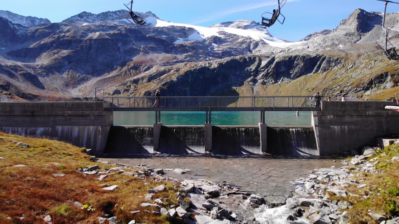 weisssee 해안과 오스트리아 잘츠부르크의 작은 개울 사이를 걷는 관광객