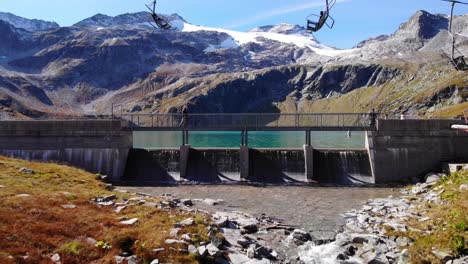 turistas caminando entre la orilla de weisssee y el pequeño arroyo en salzburgo, austria