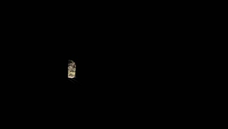 un emocionante punto de vista tomado desde la parte delantera de un tren que atraviesa muchos túneles a alta velocidad
