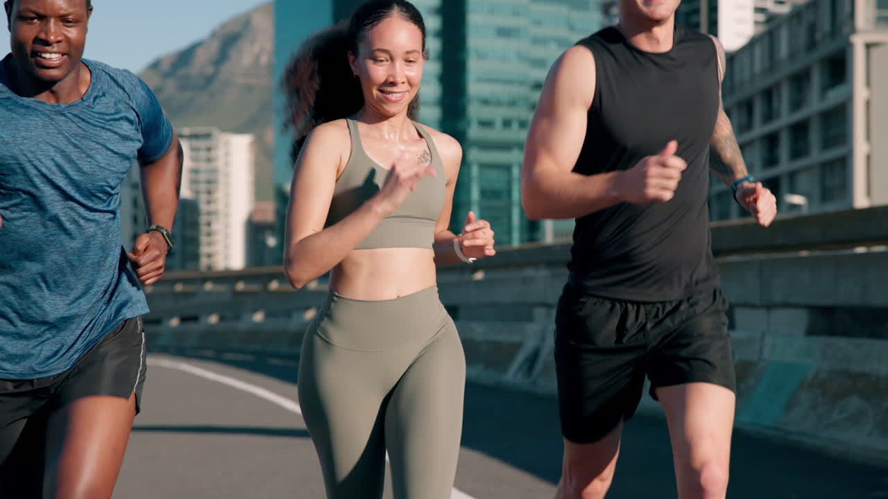피트니스, 팀 또는 행복한 사람들은 도시에서 달리고 있습니다.