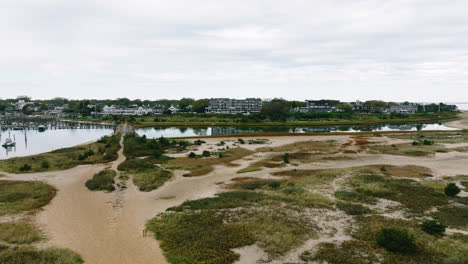 Drone-Aéreo-Volando-Por-El-Viñedo-De-Martha-Del-Faro-De-Edgartown-Sobre-El-Puerto