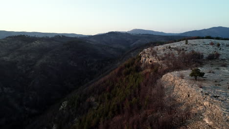 Volando-Junto-A-La-Cima-De-La-Colina-En-Thassos-Grecia