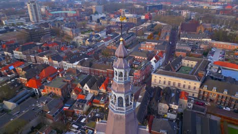 la órbita de den bosch a la izquierda con la aguja de la iglesia en el centro durante el frío día de invierno