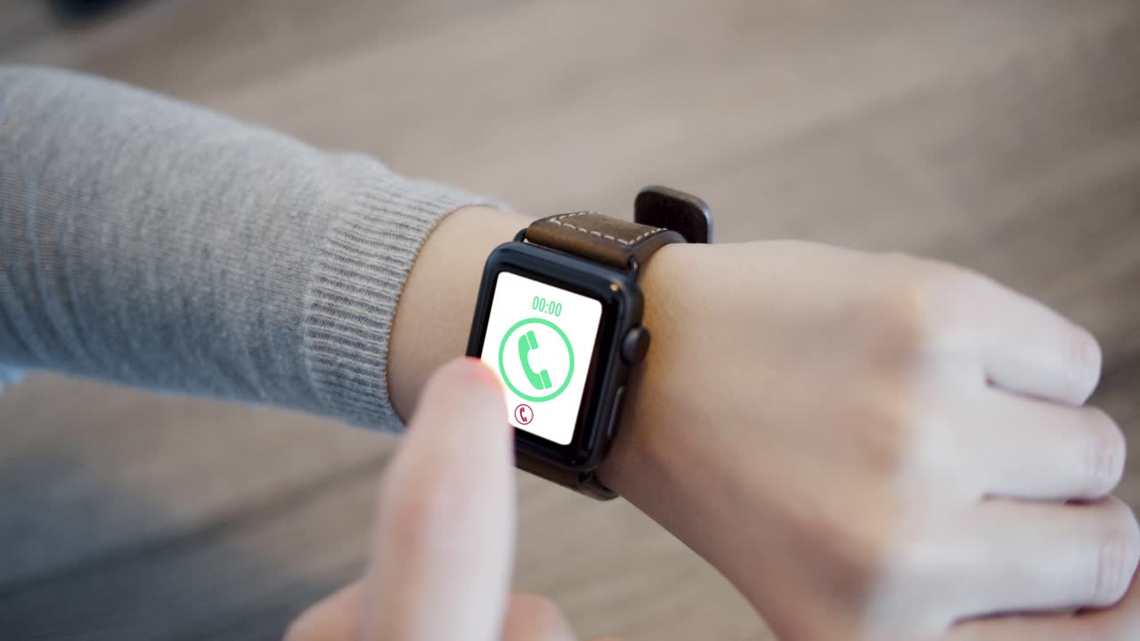 reloj inteligente - aceptando - respondiendo llamada en pantalla - primer plano - cámara lenta