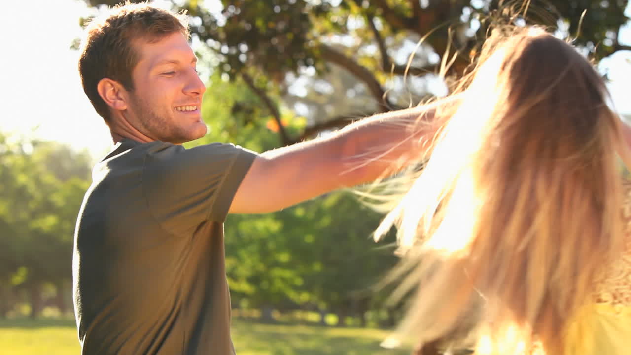 Una pareja enamorada bailando.