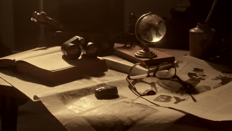 el escritorio de un detective de época.