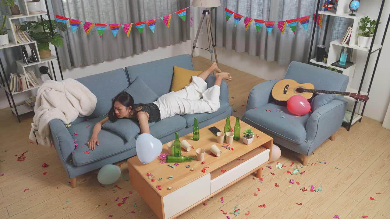 mujer triste después de una fiesta