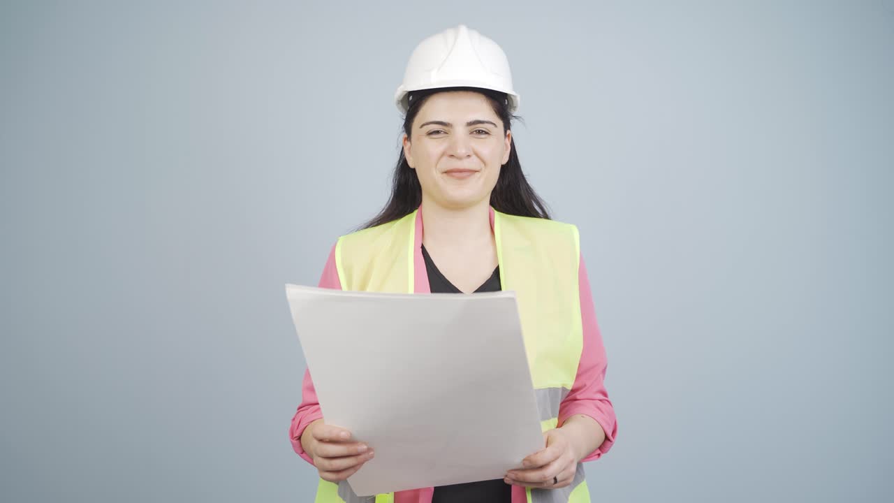 ingeniero mirando a la cámara y haciendo un gesto positivo.