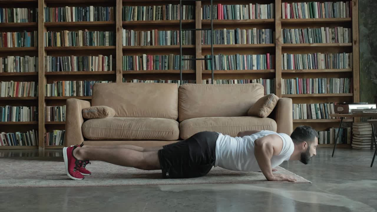 un joven jugando a los deportes en la biblioteca.