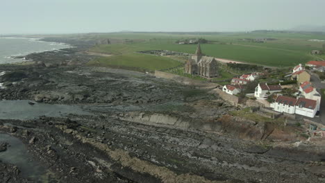 Eine-Luftaufnahme-Der-Stadt-Und-Kirche-Von-St-Monans,-Fife,-Schottland