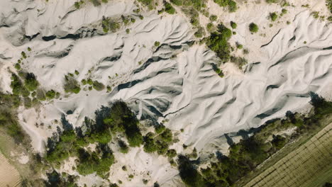 Vista-Aérea-De-Las-Dunas-De-Marga-En-El-Paisaje-Semiárido-Del-Desierto-De-Istria-Cerca-De-Groznjan-En-Istria,-Croacia