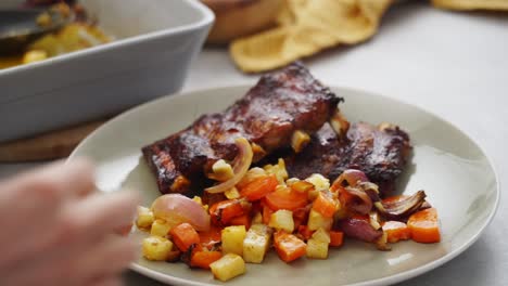 Persona-De-Cultivo-Adornando-Un-Plato-De-Carne-Con-Cilantro