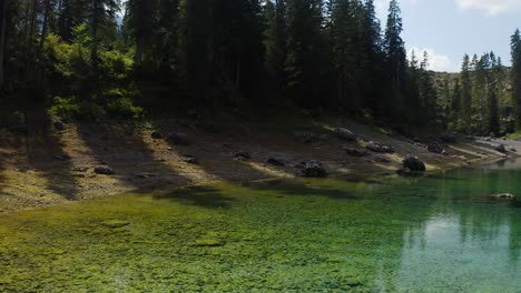 Slide-with-of-the-shore-of-Lago-di-Carezza,-the-high-quality-video-shows-also-the-wonderful-colors-of-the-lake