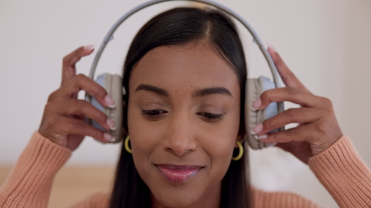 auriculares, música y mujer feliz escuchando