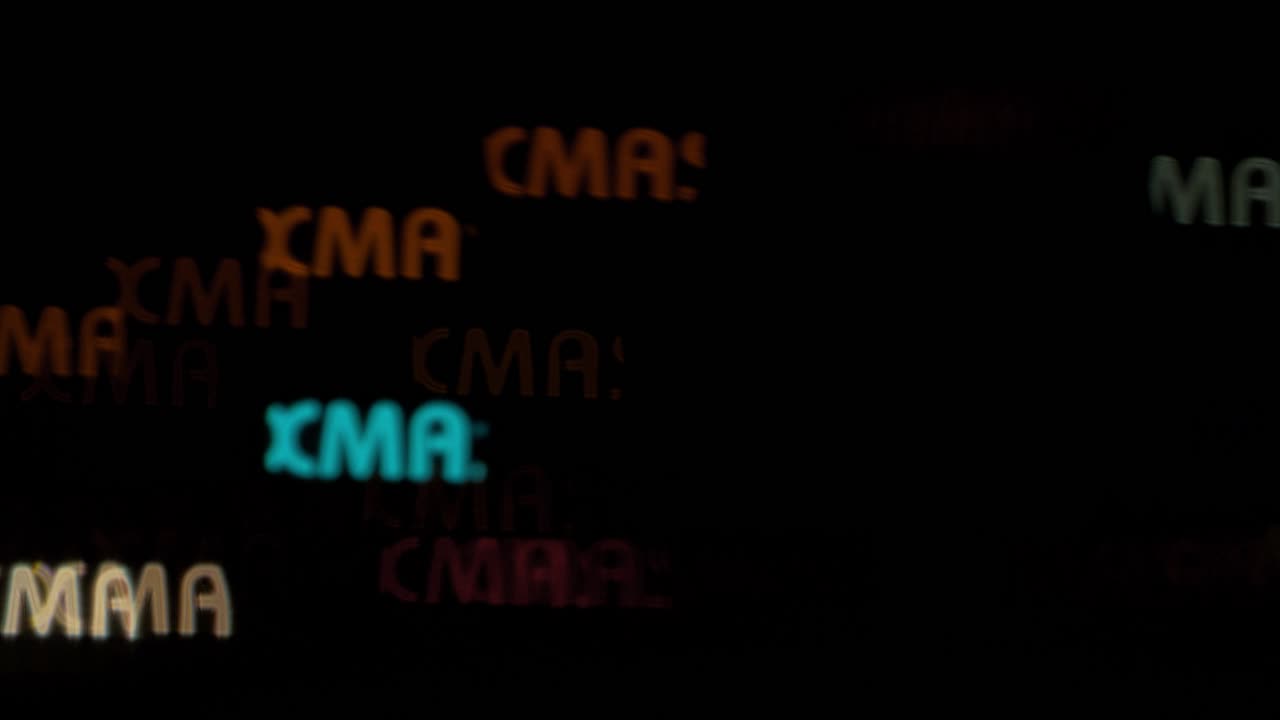 schönes weihnachtstextförmiges bokeh aus fahrendem auto und ampeln am abend, weihnachts-, winter- oder feiertagshintergrundkonzept, copyspace