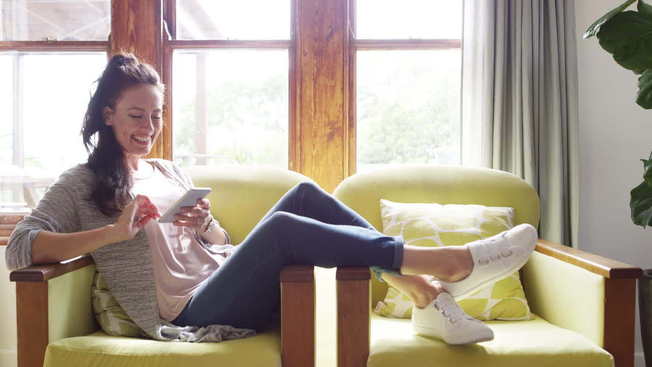 스마트 폰을 사용하는 매력적인 젊은 여성