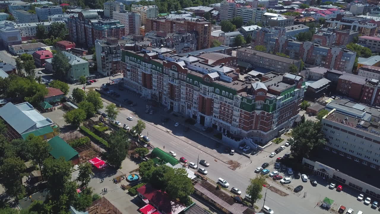 건물, 공원, 자동차 를 가진 도시 의 공중 사진