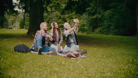 Mujer-Tomando-Selfie-Con-Amigos-En-El-Parque