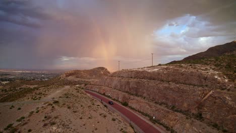 Ascendiendo-Sobre-El-Cañón-Mckellington-En-El-Paso,-Texas-Para-Ver-Una-Ducha-De-Lluvia-Proyectando-Un-Arco-Iris