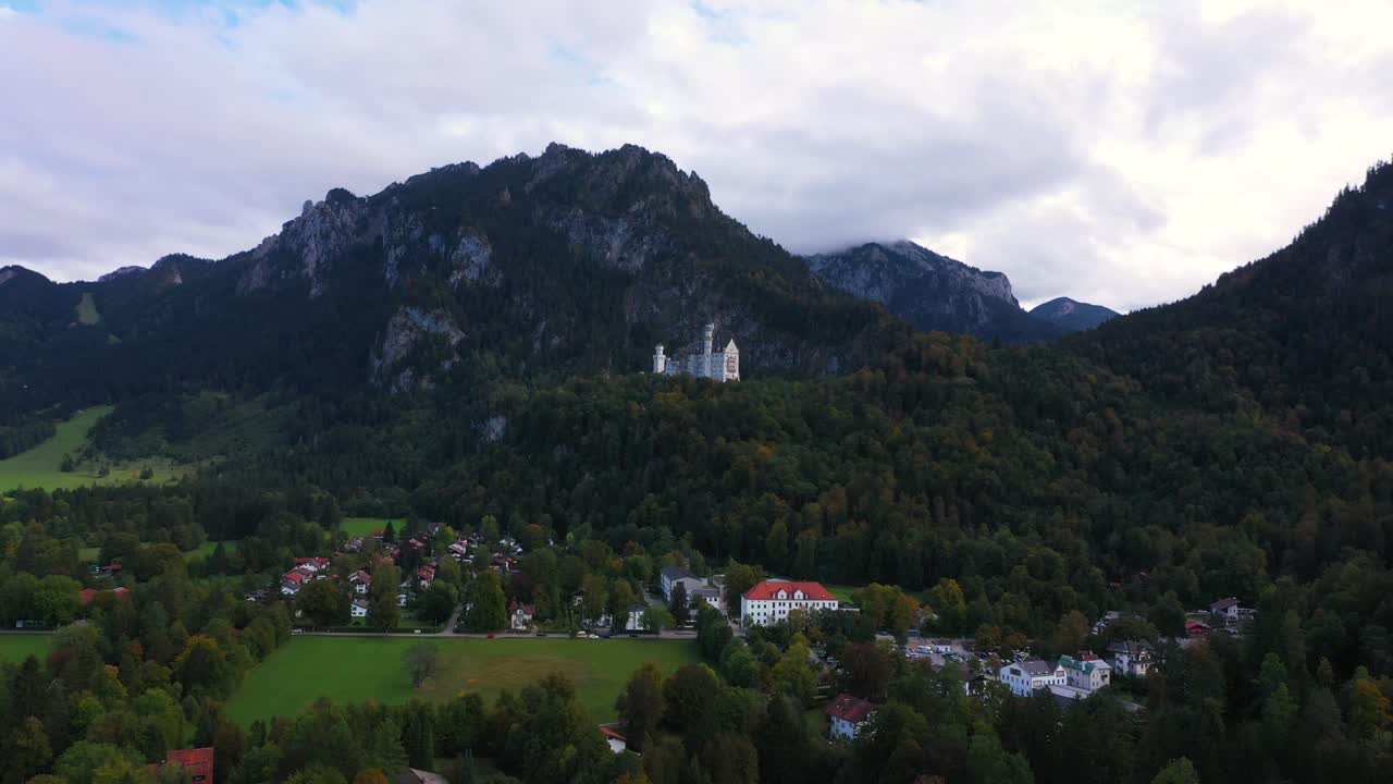 drone volando al castillo de neuschwanstein en baviera, alemania en 4k