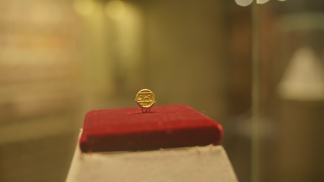 Vecchia moneta indiana in teca di vetro del museo, manufatto storico dall'India, Mumbai