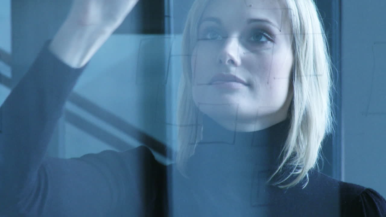 деловая женщина, пишущая на стекле.