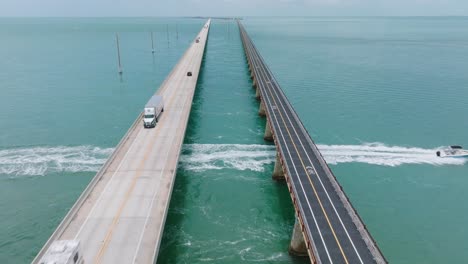 Vista-Aérea-Del-Puente-De-Siete-Millas-En-Los-Cayos-De-Florida.