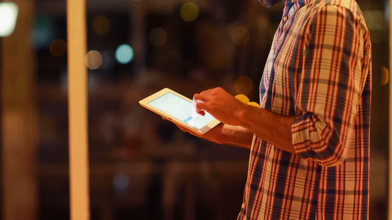 ejecutivo de negocios que usa tableta digital