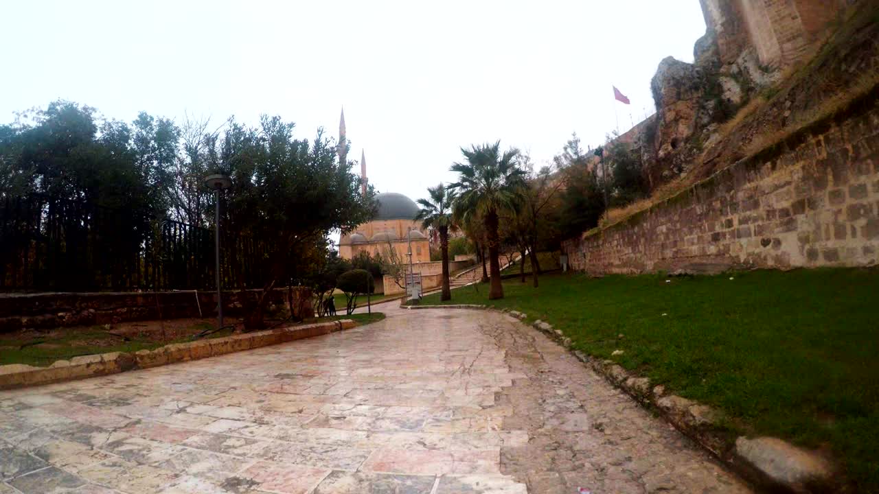 carretera con azulejos de piedra cerca del castillo de urfa lejos de la mezquita mevlid-i halil nieve y lluvia
