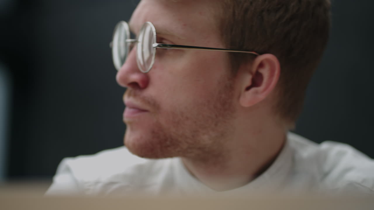retrato de un hombre cansado y pensativo mirando la pantalla de una computadora portátil con gafas. un hombre de lluvia de ideas. resolución de problemas. pensar y trabajar