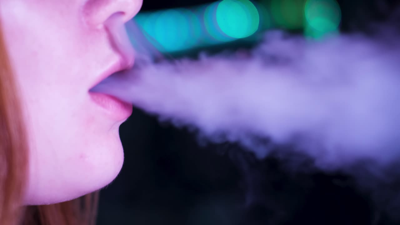 mujer fumando narguile por la noche