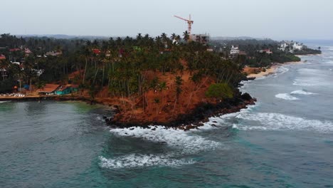 Kokosnussbaumhügel-Am-Strand-Von-Mirissa-In-Sri-Lanka,-Tourismusreiseziel---Luftaufnahme