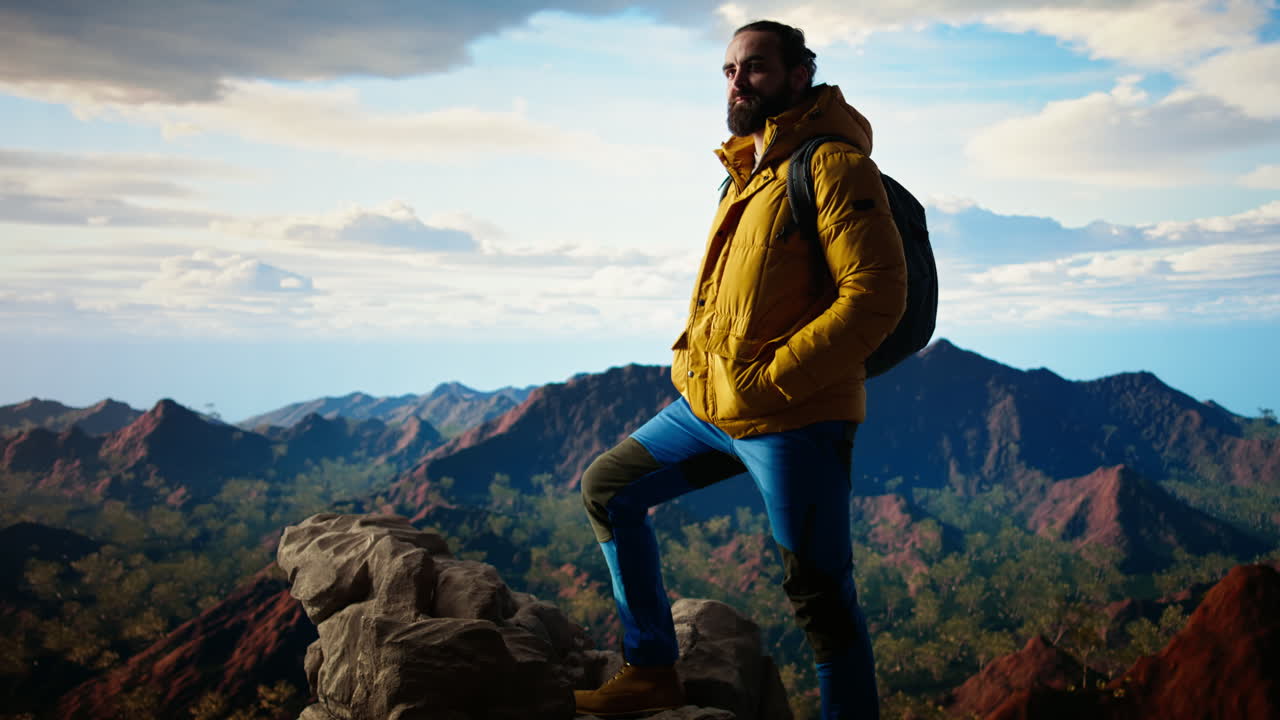 el viajero masculino se asombra de los interminables picos de las montañas y el vasto cielo.