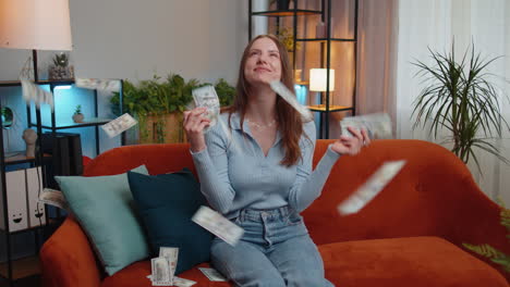 Dinero-En-Efectivo-Lluvia-De-Dólares-Sobre-Una-Mujer-Joven-Celebrando-El-éxito,-Ganando,-Premio-Mayor-De-Lotería-Por-Logro-De-Objetivos