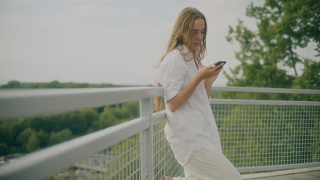 Mujer-Sonriente-Navegando-Por-Teléfono-Inteligente